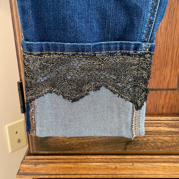Chico's So Slimming Girlfriend Ankle Jean with lace detail at cuff - size 6 - Picture 4 of 7